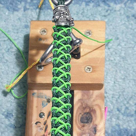 Bransoletka Pirae Skull Green Stitched grafika